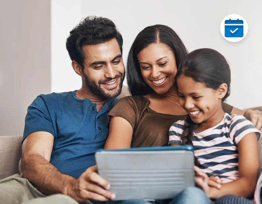 Una familia mirando juntos una tableta en el sofá